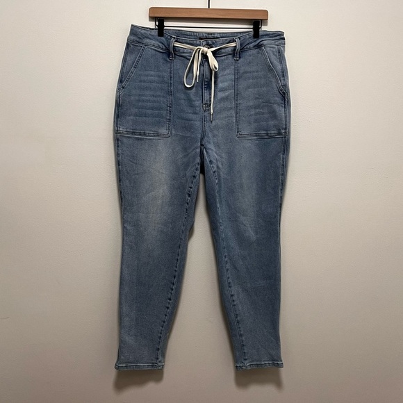 Judy Blue Light Blue High Rise Jeans - Picture 2 of 13